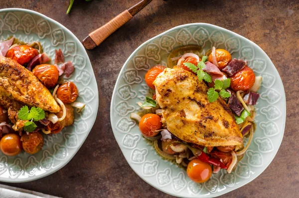 Gegrilde kip steak met geroosterde groente — Stockfoto