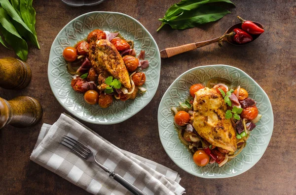 Kavrulmuş sebze ile ızgara tavuk biftek