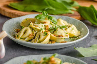 Doldurulmuş Tortellini sarımsak ve ıspanak