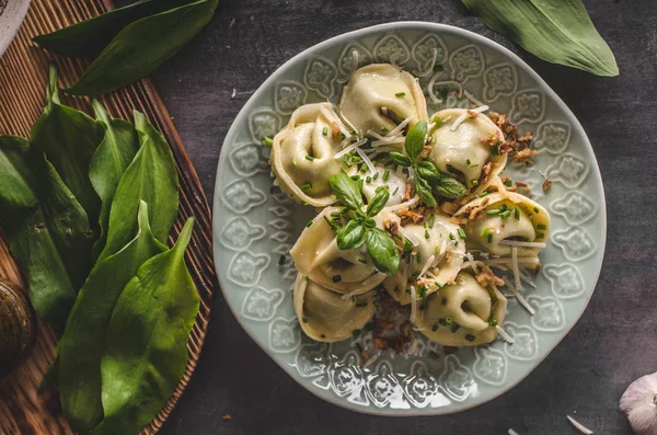 Tortellini relleno de ajo y espinacas —  Fotos de Stock