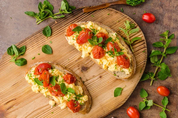 Ekmek scrambledd yumurta — Stok fotoğraf