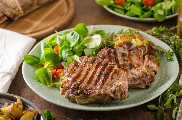 Chuletas de cerdo asadas —  Fotos de Stock