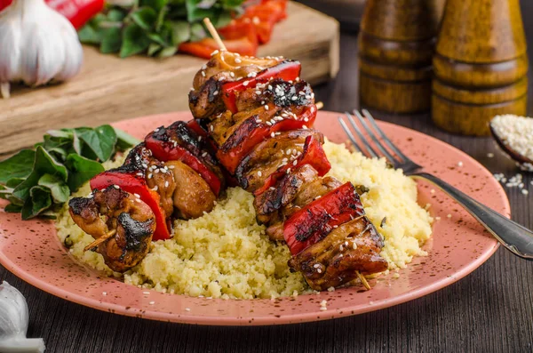 Kipspiesjes zeggen saus — Stockfoto