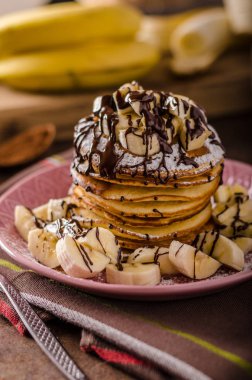 Amerikan krep muz, çikolata ile