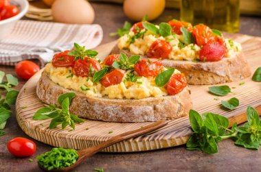 Ekmek scrambledd yumurta