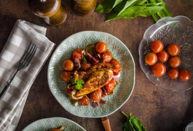 Kavrulmuş sebze ile ızgara tavuk biftek