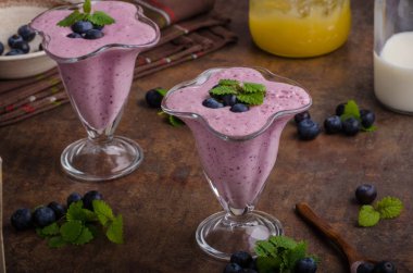 Çilek milkshake güler yüzlü