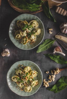 Doldurulmuş Tortellini sarımsak ve ıspanak