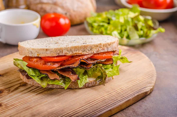 Бутерброд BLT з салатом — стокове фото