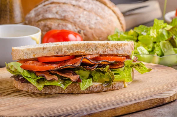 Sandwich BLT con lechuga —  Fotos de Stock