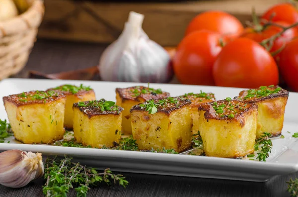 Kartoffelfondant mit Knoblauch und Kräutern — Stockfoto