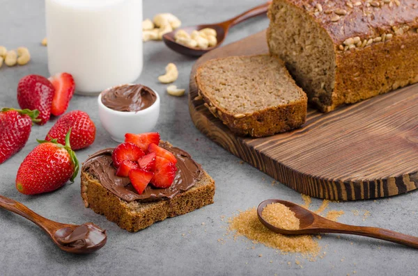 Nutella verspreid met volkoren brood — Stockfoto