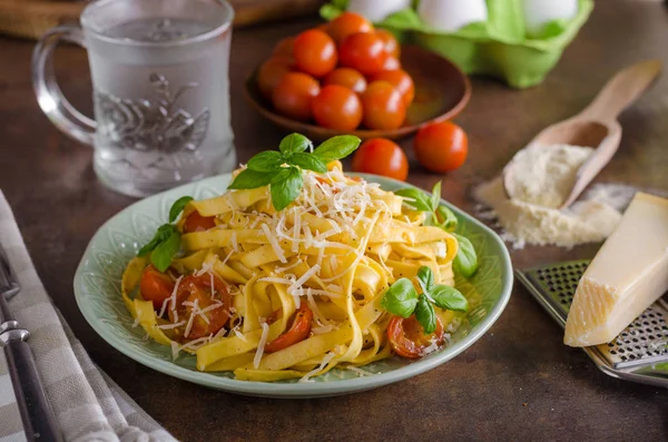 Sémola de pasta con tomates y queso parmesano —  Fotos de Stock