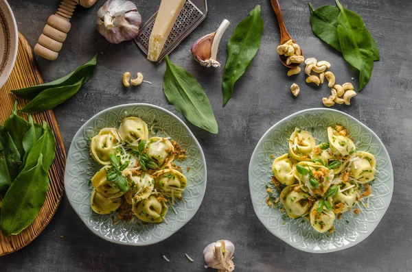 Tortellini relleno de ajo y espinacas —  Fotos de Stock