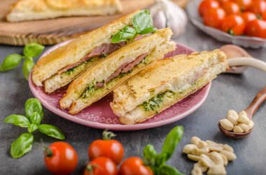 Pesto peynirli sandviç