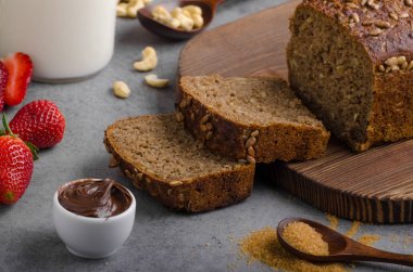 Nutella ile kepekli ekmek yaymak