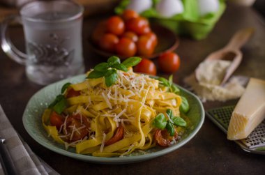 Makarna irmik domates ve parmesan peyniri ile