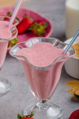 Milkshake çilek içecek