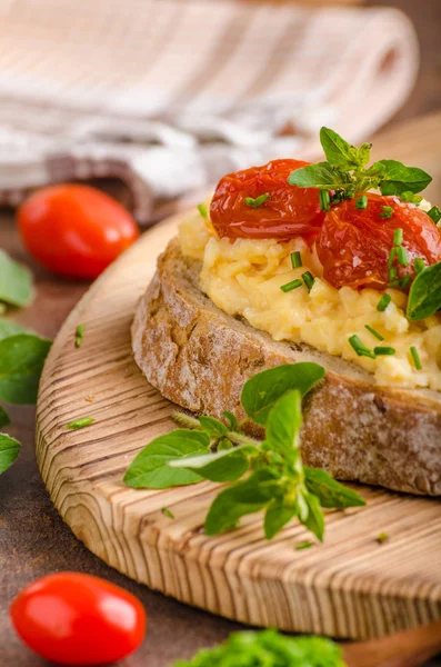 Ekmek scrambledd yumurta