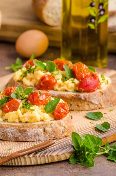 Bröd scrambledd ägg — Stockfoto