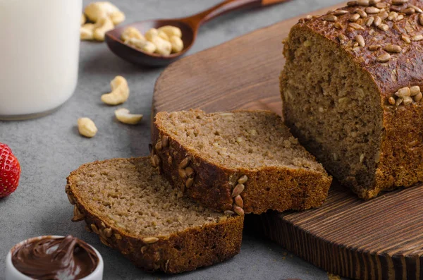 Nutella ile kepekli ekmek yaymak