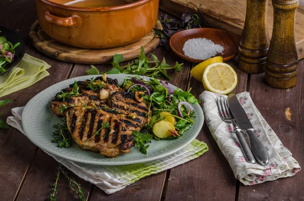 Izgara domuz pirzola marul salatası ile