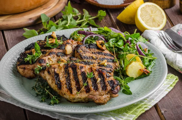 Chuletas de cerdo a la parrilla con ensalada de lechuga —  Fotos de Stock