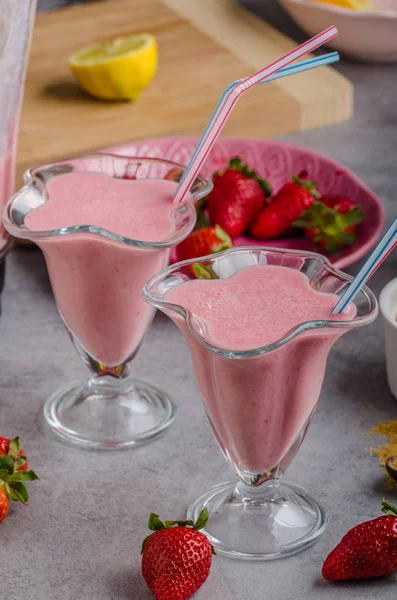 Bebida de morangos de milkshake — Fotografia de Stock