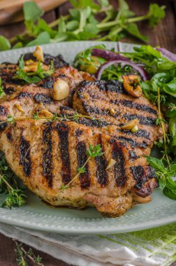 Izgara domuz pirzola marul salatası ile