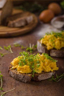 Sahanda yumurta, kepekli ekmek