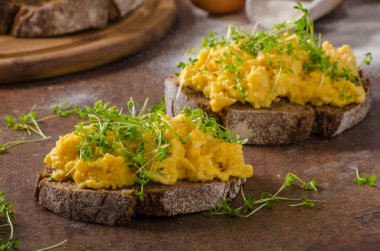 Sahanda yumurta, kepekli ekmek