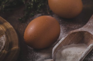 Sahanda yumurta, kepekli ekmek