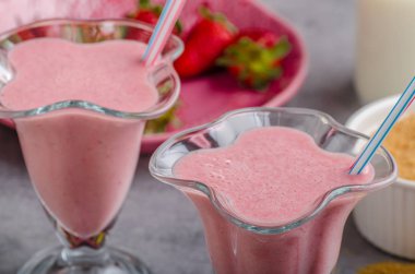 Milkshake çilek içecek