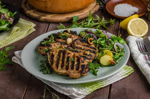 Izgara domuz pirzola marul salatası ile