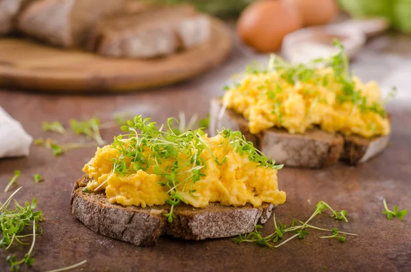 Huevos revueltos, pan integral —  Fotos de Stock