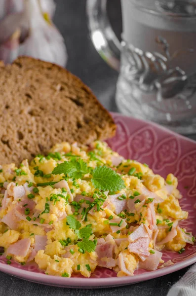 Roerei, volkoren brood — Stockfoto