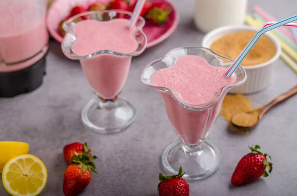 Milchshake Erdbeeren trinken — Stockfoto