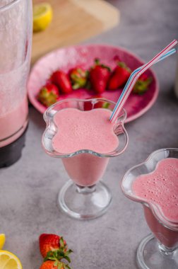 Milkshake çilek içecek