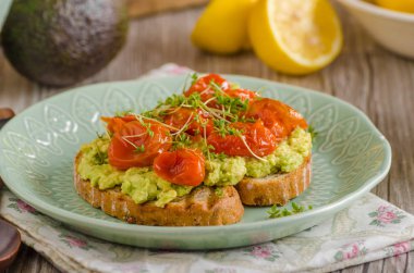 Avokado ile domates yaymak