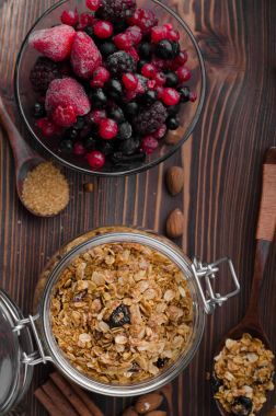 Çilek ile pişmiş granola