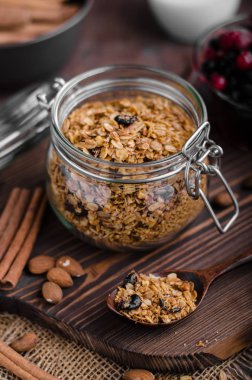 Çilek ile pişmiş granola