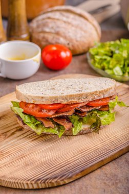 Marul ile BLT sandviç