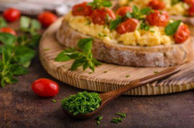 Ekmek scrambledd yumurta