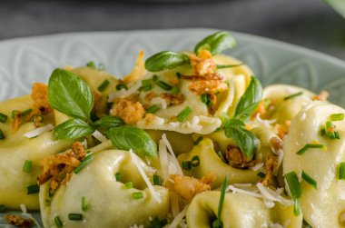 Doldurulmuş Tortellini sarımsak ve ıspanak