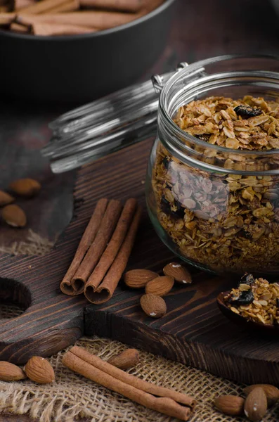 Çilek ile pişmiş granola