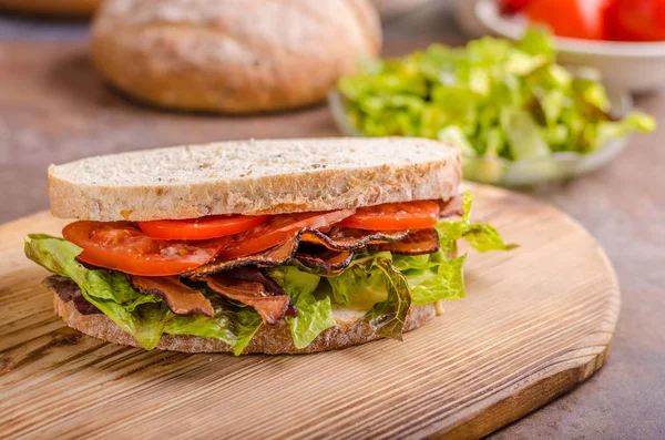 BLT sandwich med sallad — Stockfoto