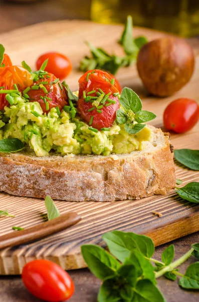 Abacate spread com tomates — Fotografia de Stock