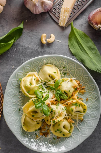 Alho e espinafre Tortellini recheados — Fotografia de Stock