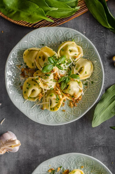 Alho e espinafre Tortellini recheados — Fotografia de Stock