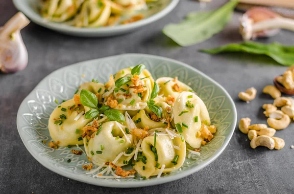 Doldurulmuş Tortellini sarımsak ve ıspanak